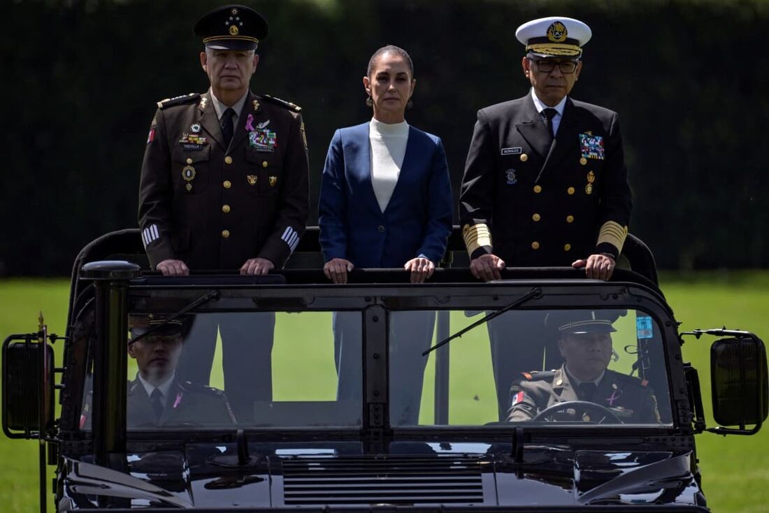 A presidente do México, Claudia Sheinbaum (C), ladeada pelo ministro da Defesa Ricardo Trevilla (E) e pelo secretário da Marinha Raymundo Pedro Morales (D)