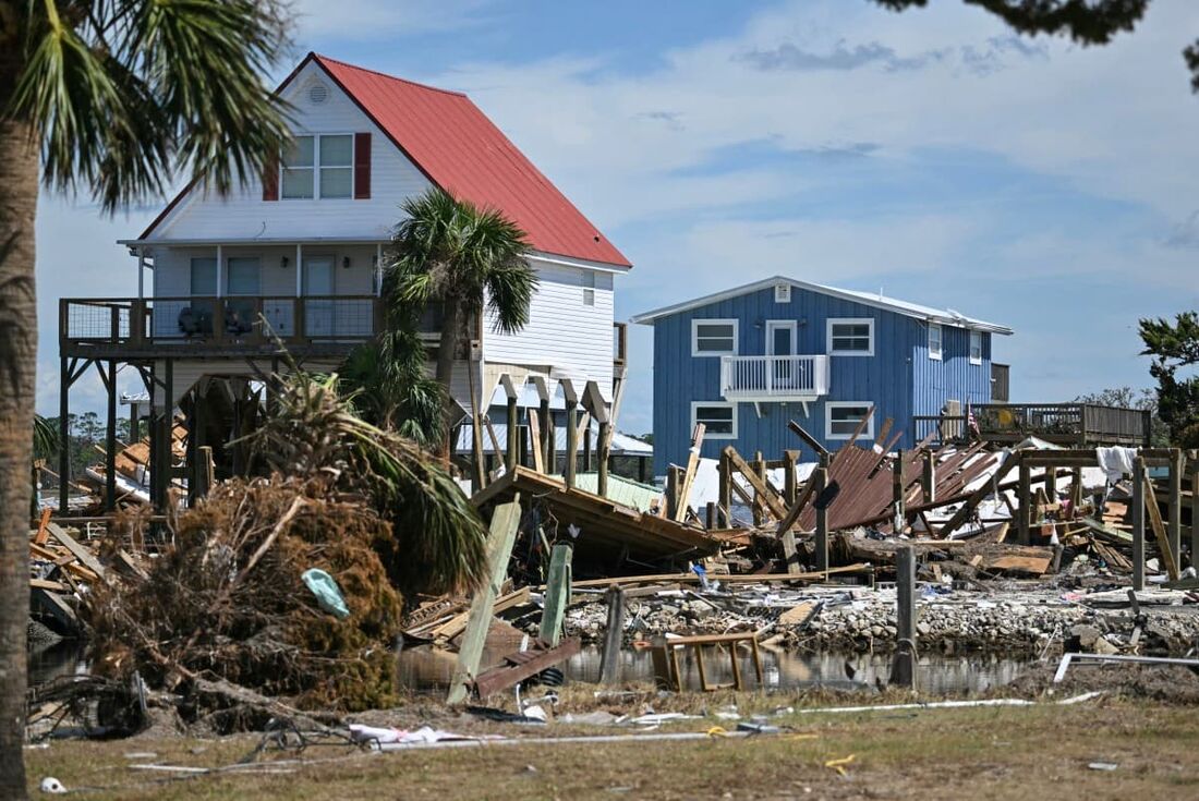 Uma vista de casas danificadas em uma área afetada pelo furacão Helene em Keaton Beach, Flórida