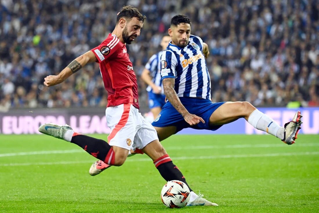 Bruno Fernandes tenta a jogada contra o Porto