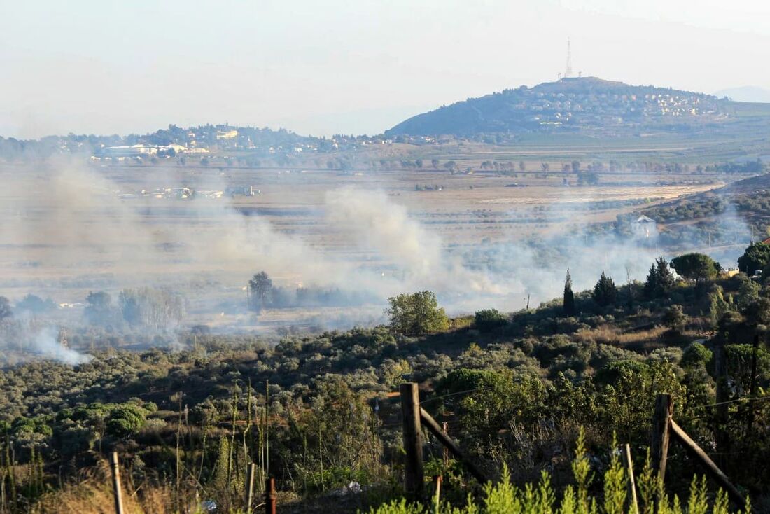 Fumaça sobe de uma área alvo de bombardeio israelense na planície de Marjeyoun ao longo da fronteira sul do Líbano