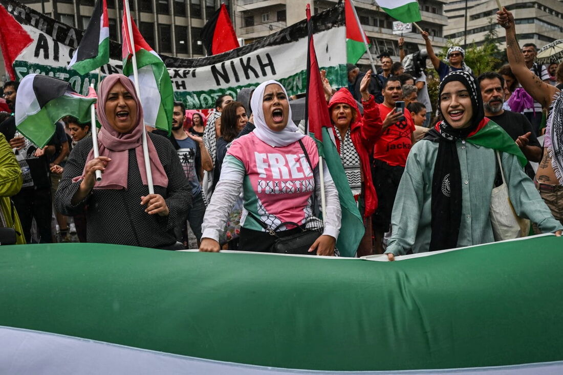 Pessoas se manifestam em solidariedade aos povos palestino e libanês no centro de Atenas em 5 de outubro de 2024.