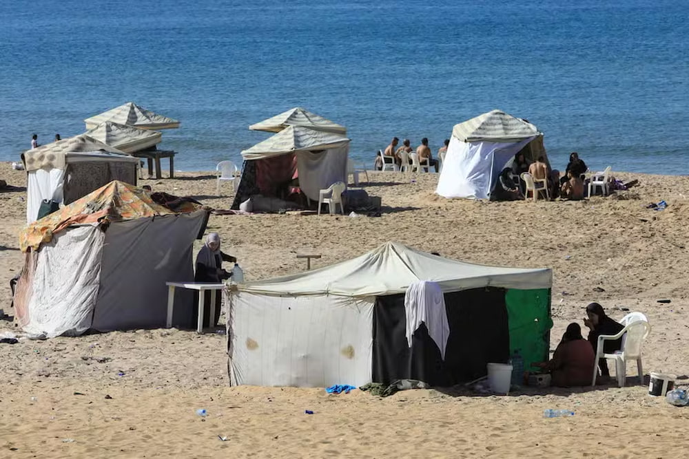 Famílias libanesas que tiveram as casas destruídas passaram a viver em barracas numa praia de Beirute 