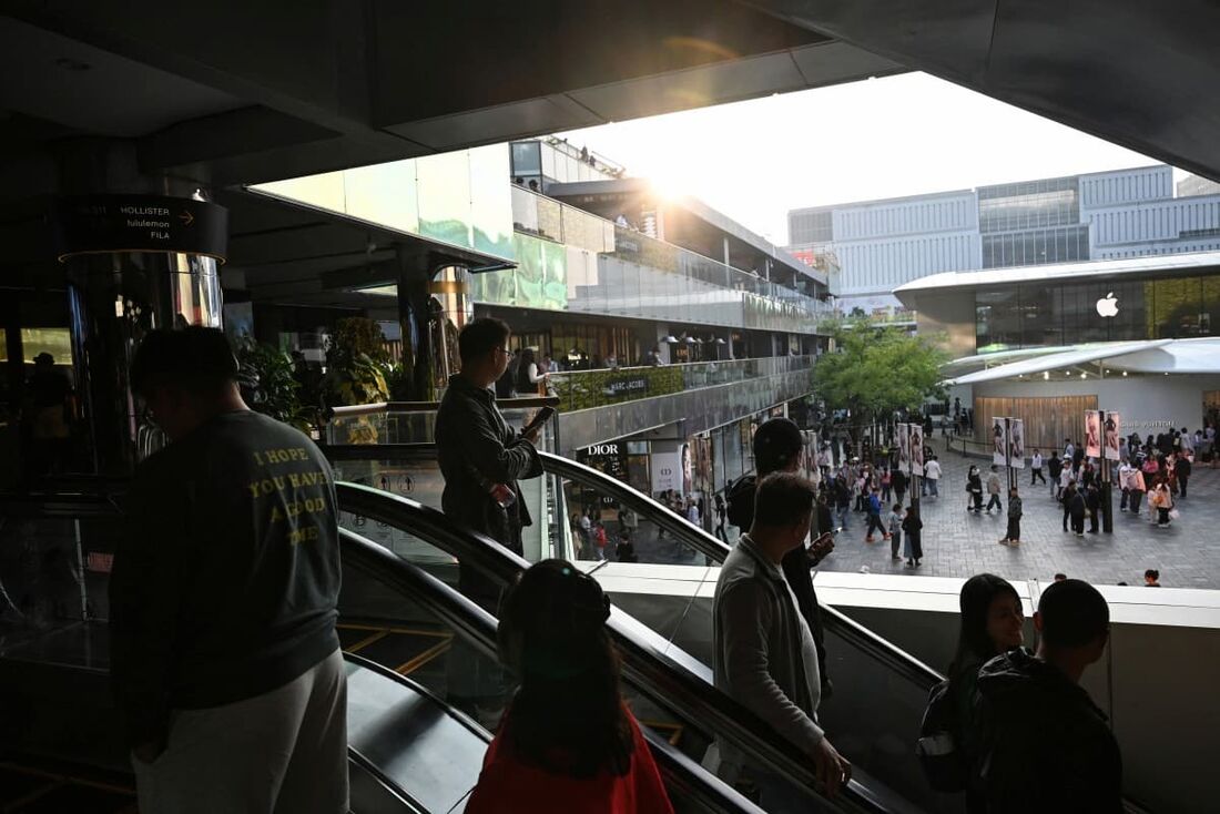 Pessoas andam de escada rolante em um shopping durante um feriado de uma semana que marca o Dia Nacional da China, em Pequim