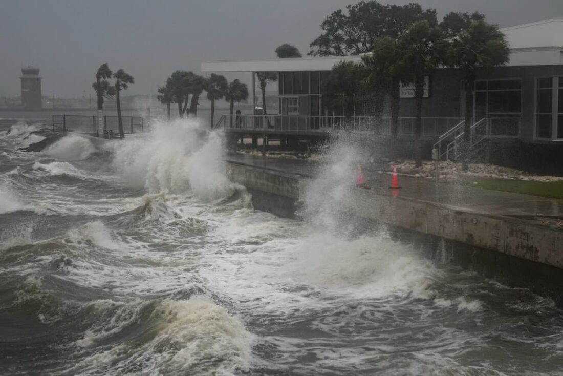 Ondas quebram ao longo do Píer St. Pete em St. Petersburg, Flórida, enquanto o furacão Milton deve atingir a costa hoje à noite em 9 de outubro de 2024.