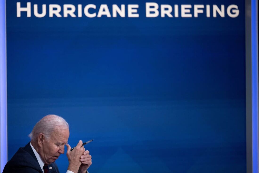 O presidente dos EUA, Joe Biden, ouve durante um briefing sobre o furacão Milton no Eisenhower Executive Office Building