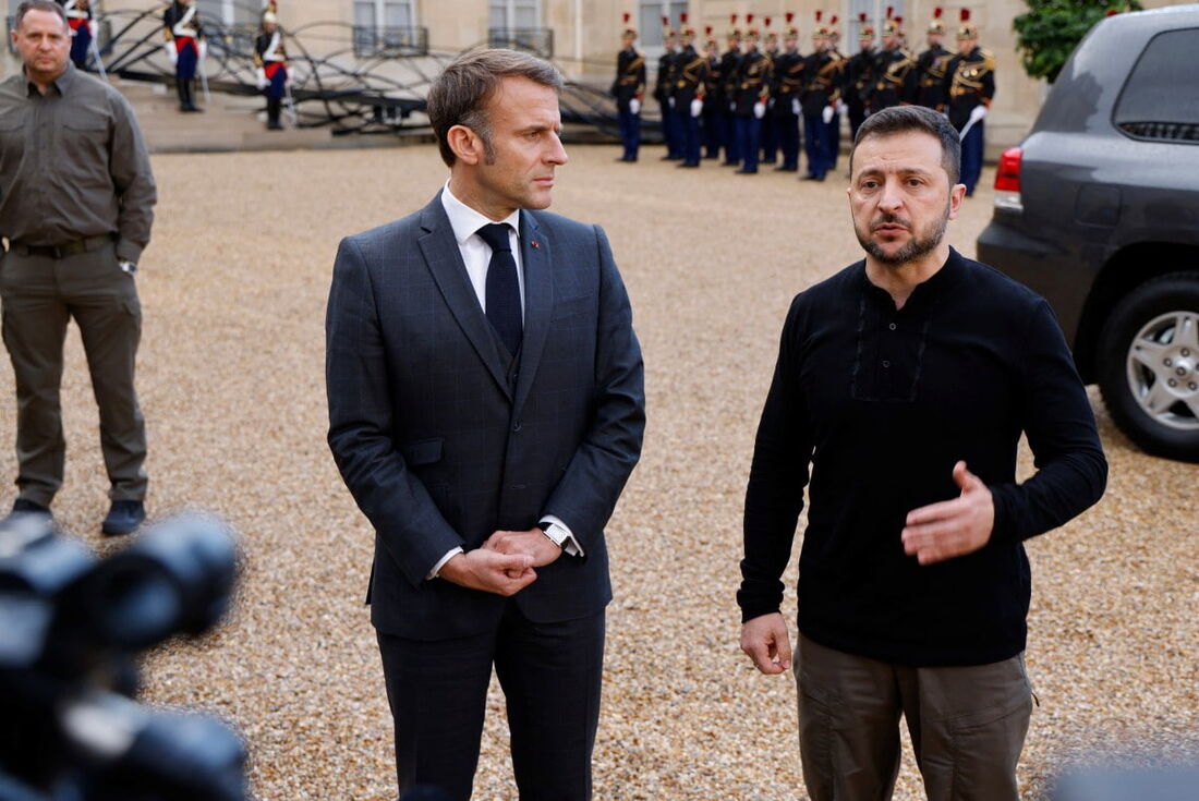 O presidente francês Emmanuel Macron e o presidente ucraniano Volodymyr Zelensky (