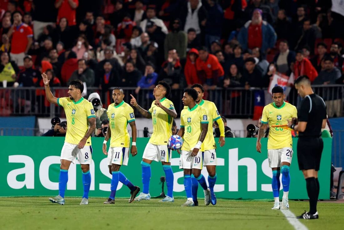 Jogadores do Brasil comemoram gol de Igor Jesus sobre o Chile