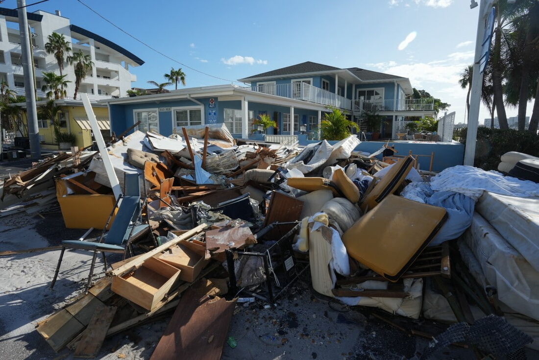 Entulhos cobrem uma rua em Clearwater Beach, Flórida, após a passagem do furacão Milton em 11 de outubro de 2024. 