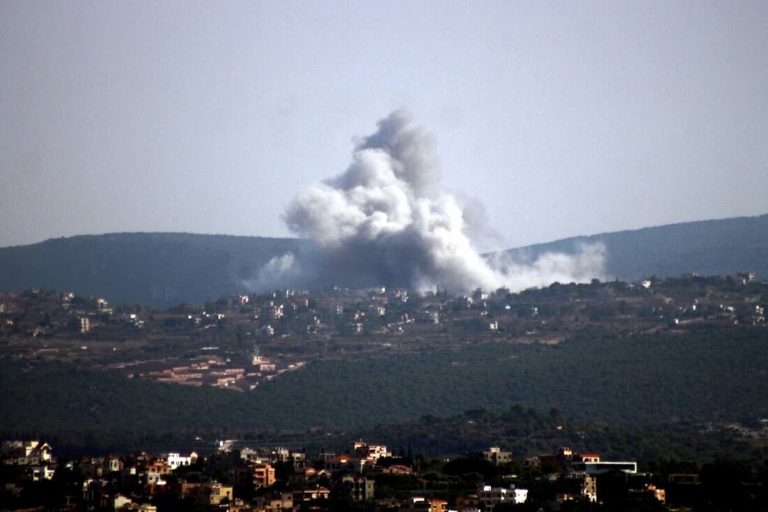 Esta foto tirada da cidade de Tiro, no sul do Líbano, mostra fumaça subindo após um ataque aéreo israelense na vila de Zibqin 