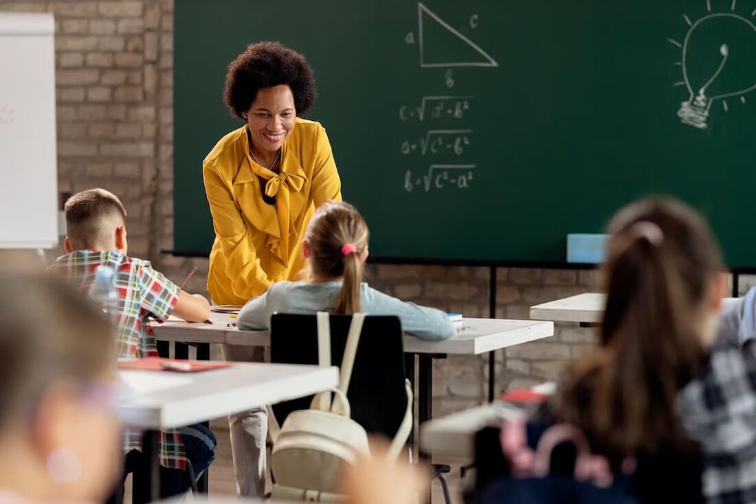 Enquanto a tecnologia acelera o acesso à informação, os professores também percebem que ela traz diversos desafios como a dispersão dos alunos