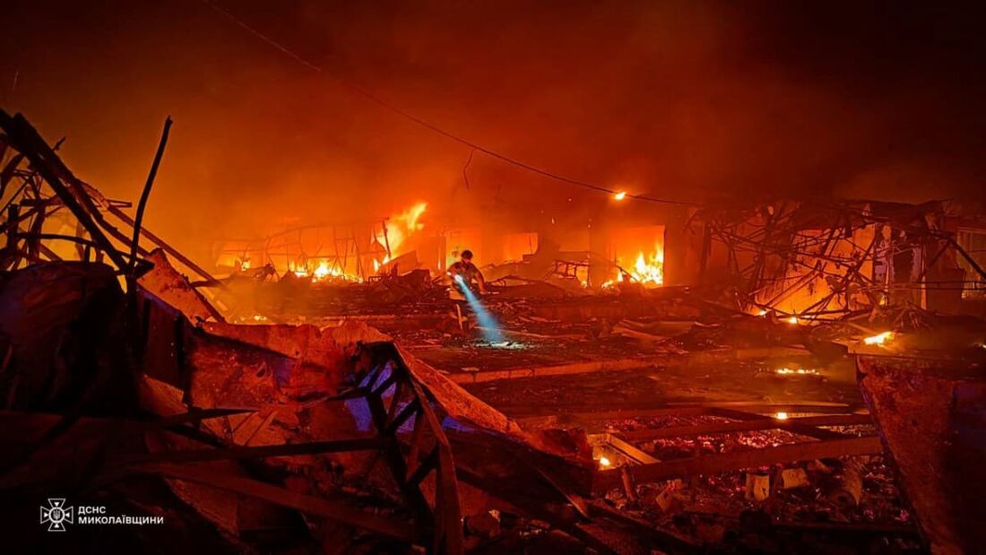 Socorrista do Serviço de Emergência do Estado da Ucrânia examinando o local do impacto de um foguete após um ataque de míssil em Mykolaiv, em meio à invasão russa na Ucrânia.