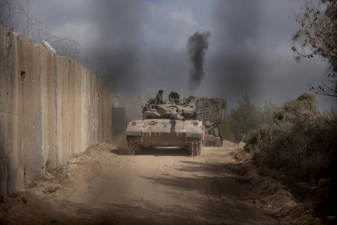 Tanque de guerra israelense entrando no Líbano vindo do norte de Israel