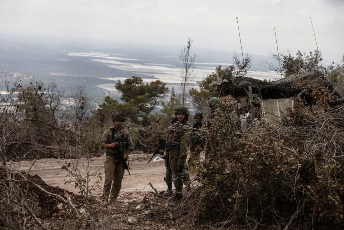 Tropas israelenses patrulhando a região de Naqoura, no sul do Líbano, perto da fronteira.