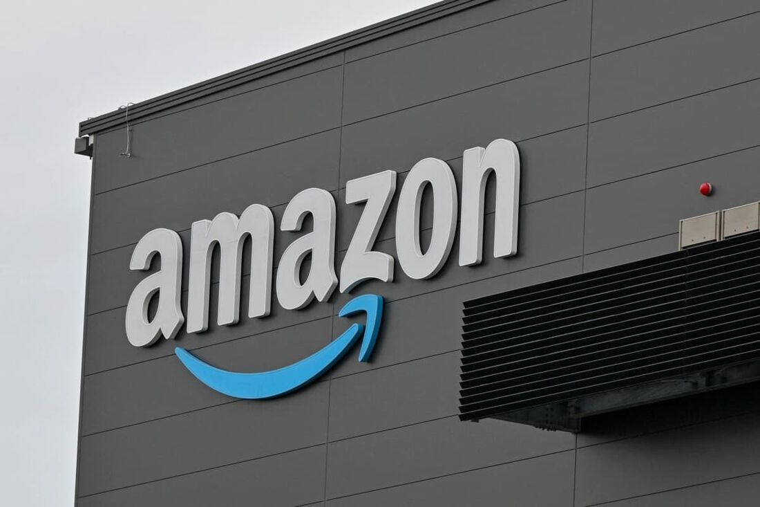 O logotipo da Amazon, uma grande empresa de compras online