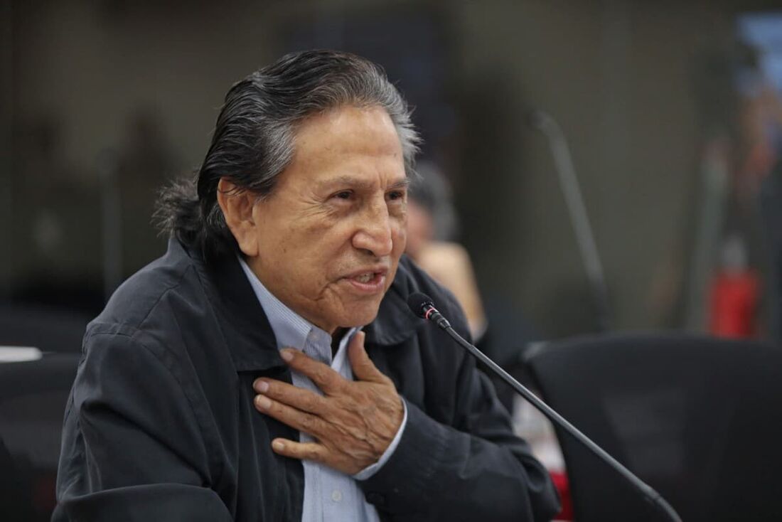 Ex-presidente peruano Alejandro Toledo (2001-2006) gesticulando durante a audiência final de seu julgamento em Lima em 16 de outubro de 2024. 