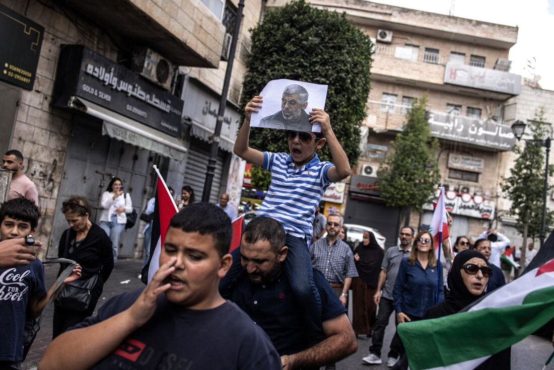 Um jovem palestino segura um retrato do líder assassinado do Hamas, Yahya Sinwar, durante um comício em Ramallah, na Cisjordânia ocupada,