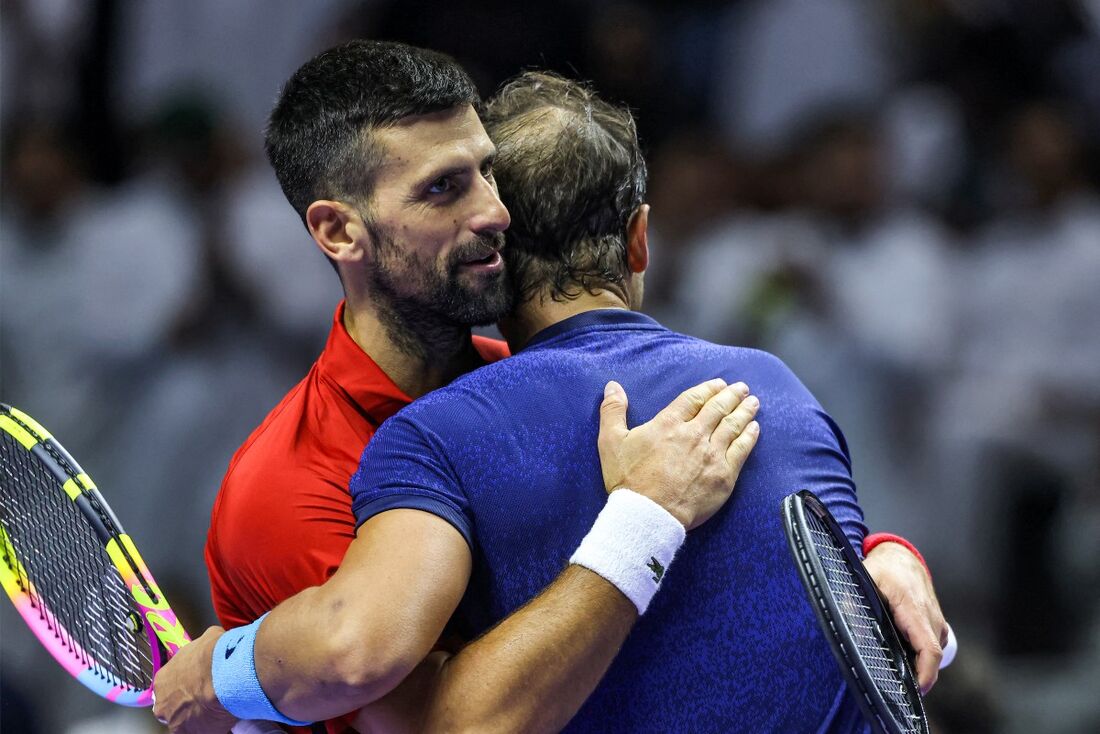 Djokovic abraçado com Rafael Nadal