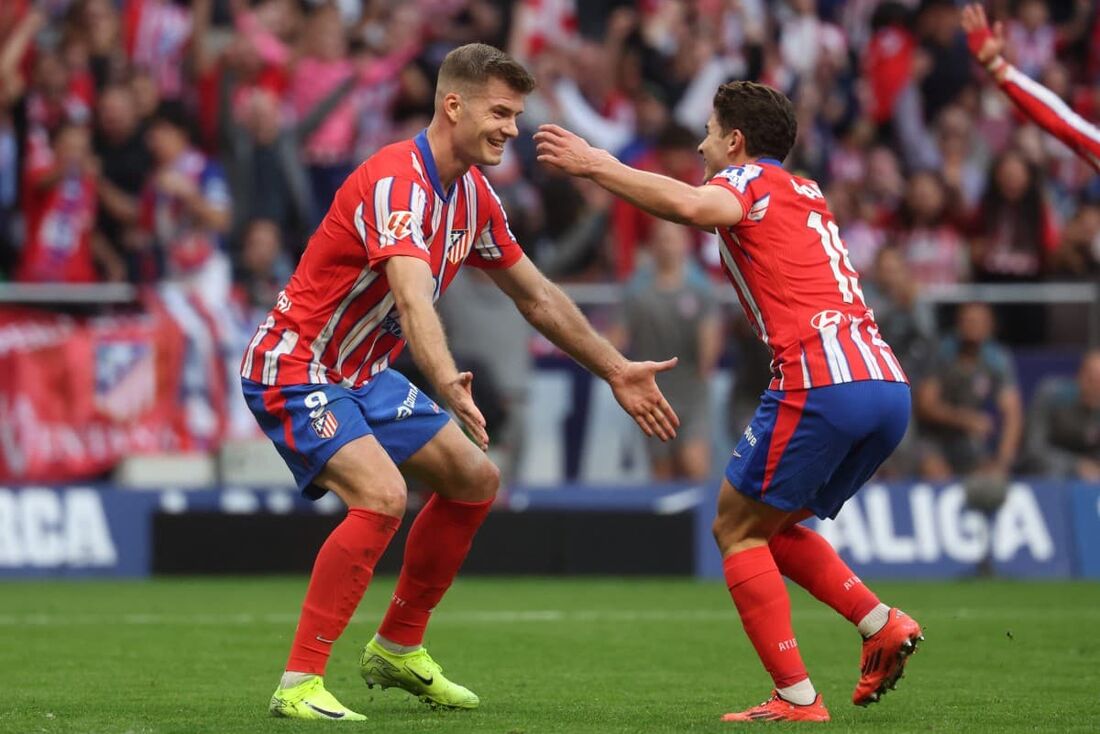 Sorloth e Alvarez celebram um dos gols do norueguês neste domingo (20)