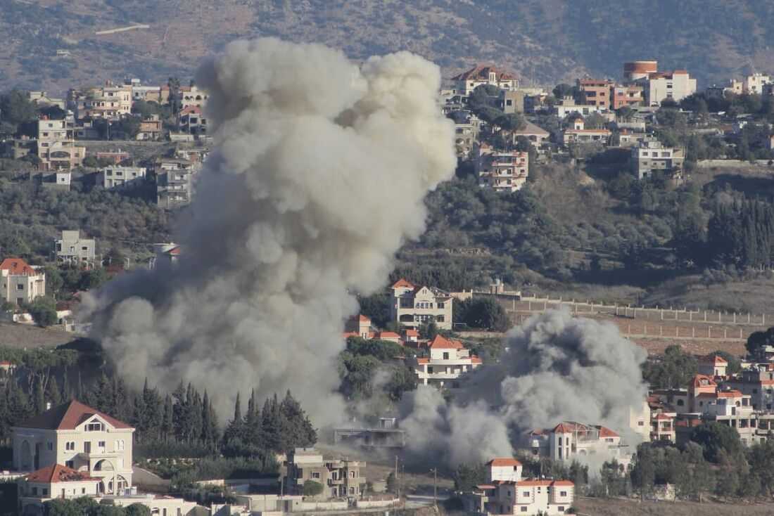 Fumaça sobe do local de um ataque aéreo israelense que teve como alvo a vila de Khiam, no sul do Líbano, em 21 de outubro de 2024.