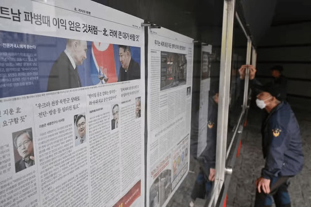 Jornais exibidos em rua de Seul com reportagens sobre a aproximação entre Rússia e Coreia do Norte 