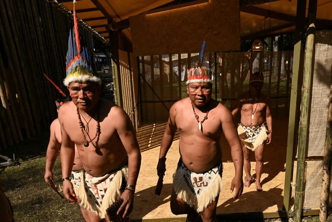 Homens indígenas da Amazônia colombiana são fotografados na zona verde durante a cúpula da COP16 em Cali, Colômbia