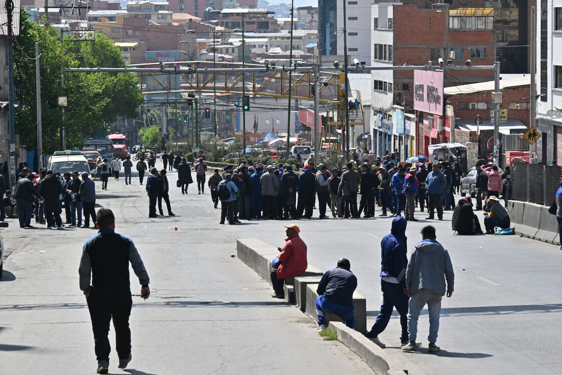 Motoristas de transporte público bloqueiam uma rua durante uma greve de transporte de 24 horas devido à escassez de combustível em La Paz