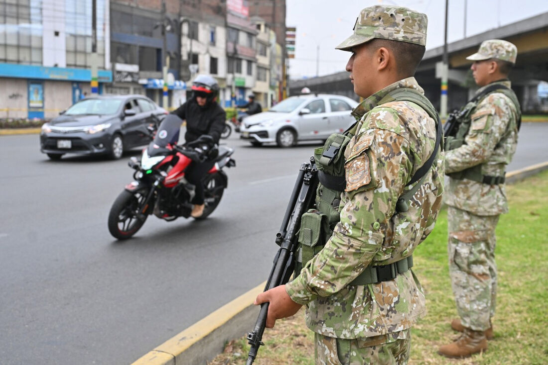 Soldados montam guarda nas ruas de Lima em 23 de outubro de 2024, durante uma greve de trabalhadores do transporte e comerciantes