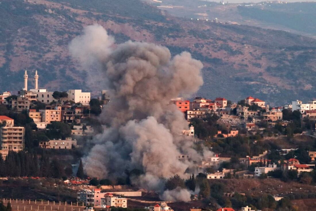 Fumaça sobe após bombardeio israelense que teve como alvo a vila de Khiam, no sul do Líbano