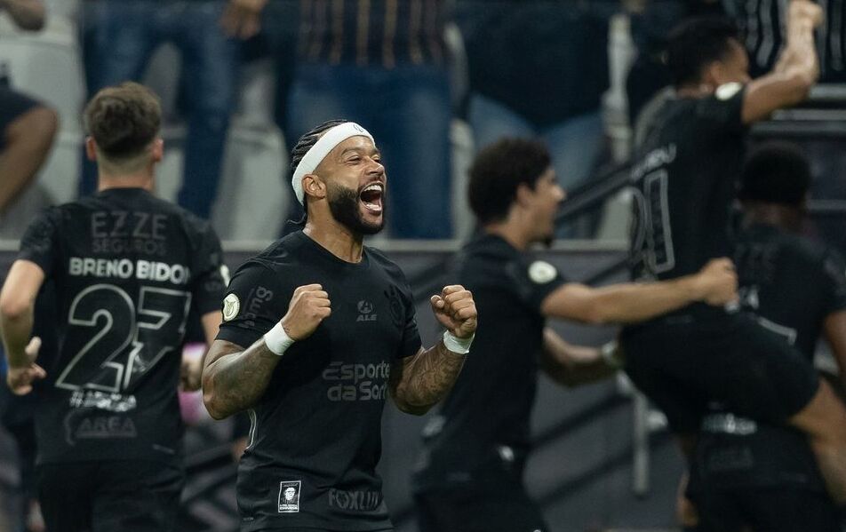 Memphis Depay é a novidade do Corinthians para a partida contra o Racing 