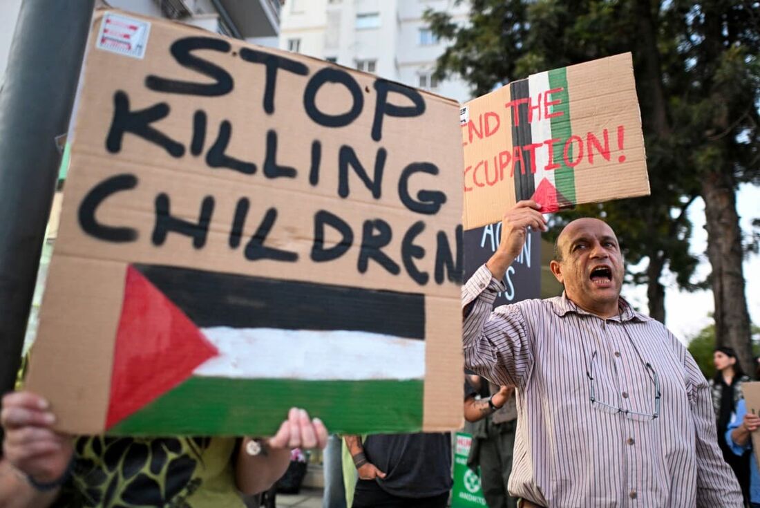 Manifestantes gritam slogans anti-Israel durante uma manifestação em Nicósia em 24 de outubro de 2024, exigindo o fim da guerra entre Israel e o grupo militante palestino Hamas.