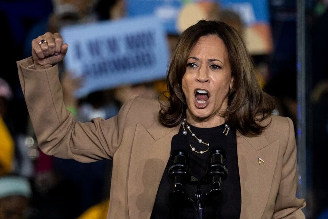 A vice-presidente dos EUA e candidata presidencial democrata Kamala Harris gesticula enquanto discursa em evento de campanha 