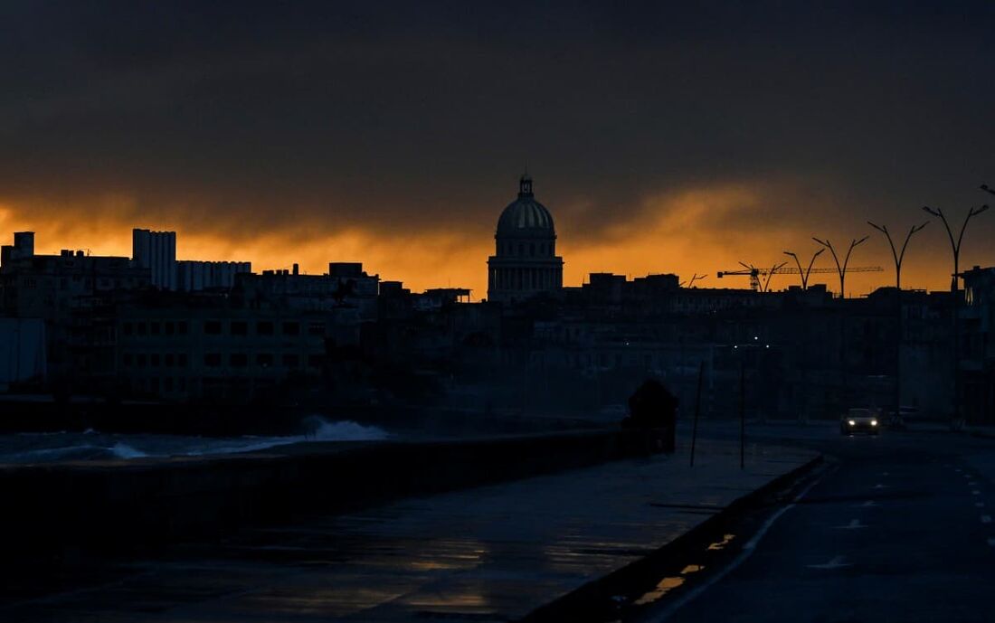 Vista da cidade ao amanhecer durante o quarto dia de uma grande queda de energia em Havana em 21 de outubro de 2024.