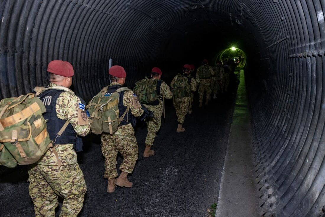 Soldados participando de uma operação para prender membros de gangues em San Marcos, El Salvador, nas primeiras horas de 28 de outubro de 2024.