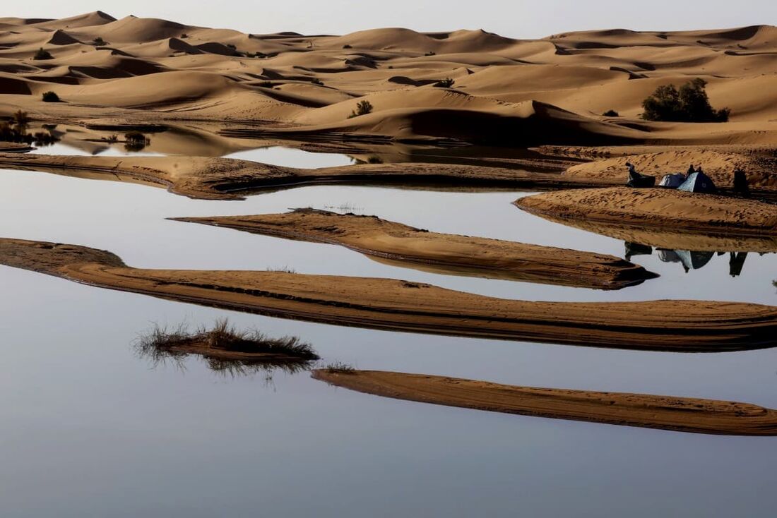 Erg Znaigui, um lago sazonal na vila de Merzouga, no deserto do Saara, no sudeste do Marrocos