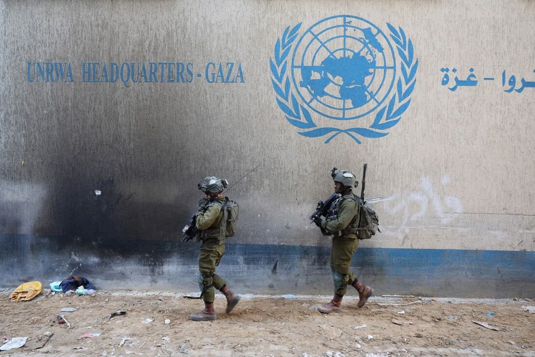 Soldados israelenses dentro de um complexo evacuado da Agência das Nações Unidas de Assistência aos Refugiados da Palestina (UNRWA) na Cidade de Gaza