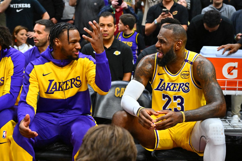 Bronny e LeBron James no jogo contra o Cleveland Cavaliers