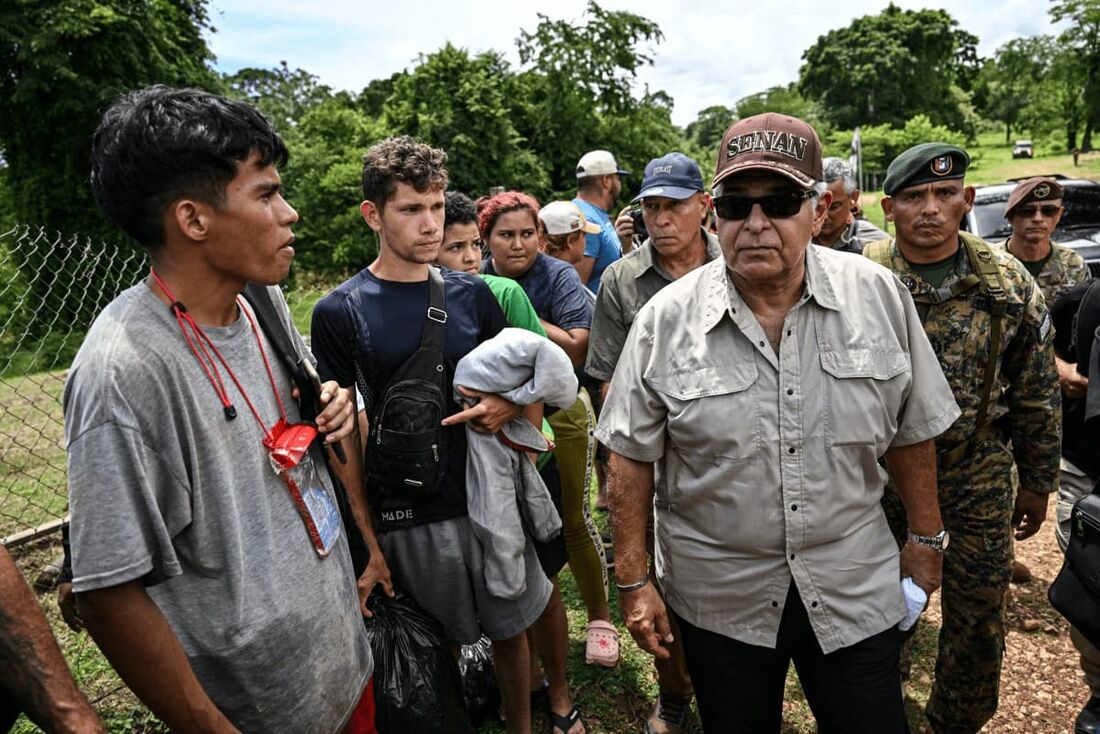 O presidente eleito do Panamá, José Raúl Mulino, visita o Centro de Recepção para Atendimento a Migrantes em Lajas Blancas, na província de Darien, Panamá