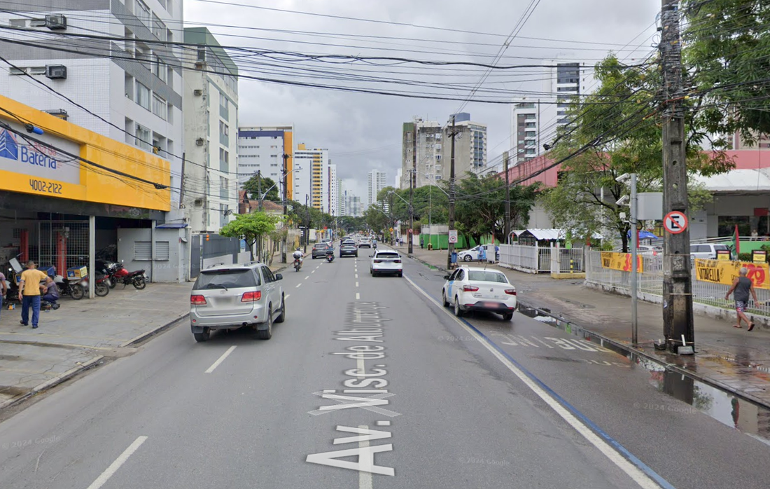 Avenida Visconde de Albuquerque, nas proximidades do Bompreço