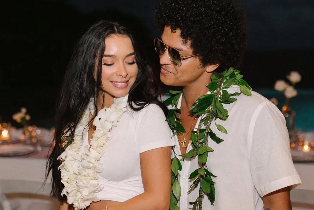 Bruno Mars revelou, durante show em São Paulo, que terminou o namoro com a atriz e modelo Jessica  Caban