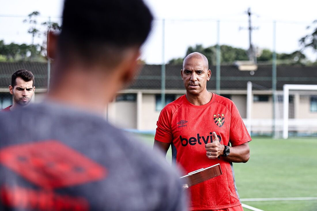 Pepa em trabalho técnico com elenco