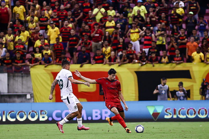 Chico, zagueiro do Sport, em ação contra o Goiás