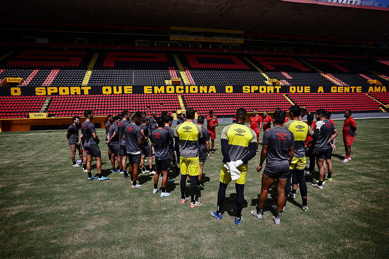 Elenco do Sport reunido para treinamento na Ilha do Retiro