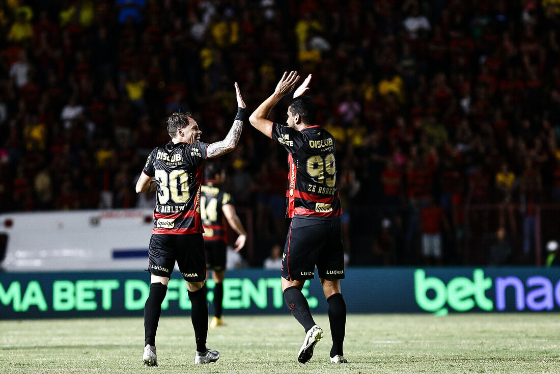 Barlleta e Zé Roberto comemorando gol