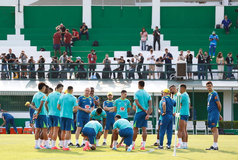 Dorival Júnior conversa com jogadores durante treino no CT do Palmeiras