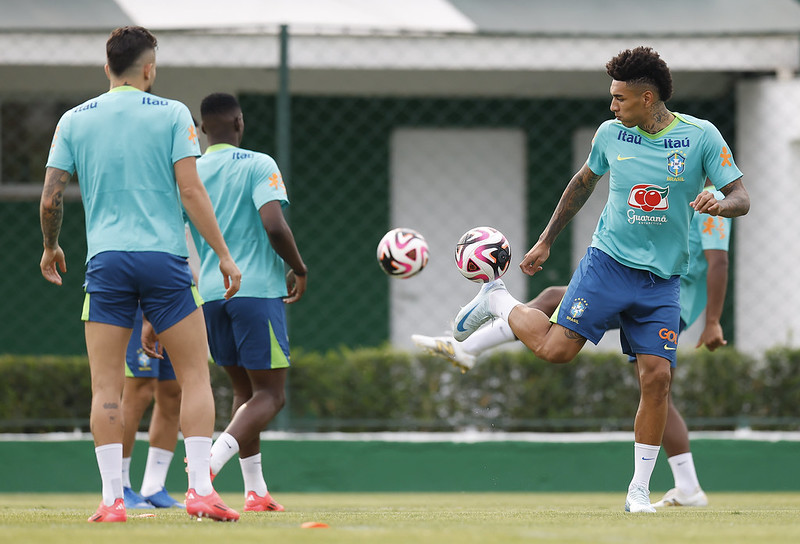 Igor Jesus foi escalado na formação titular durante treino desta terça-feira (8)