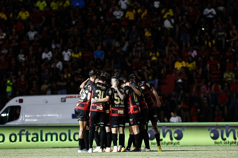 Jogadores do Sport reunidos no gramado da Ilha do Retiro, pela Série B