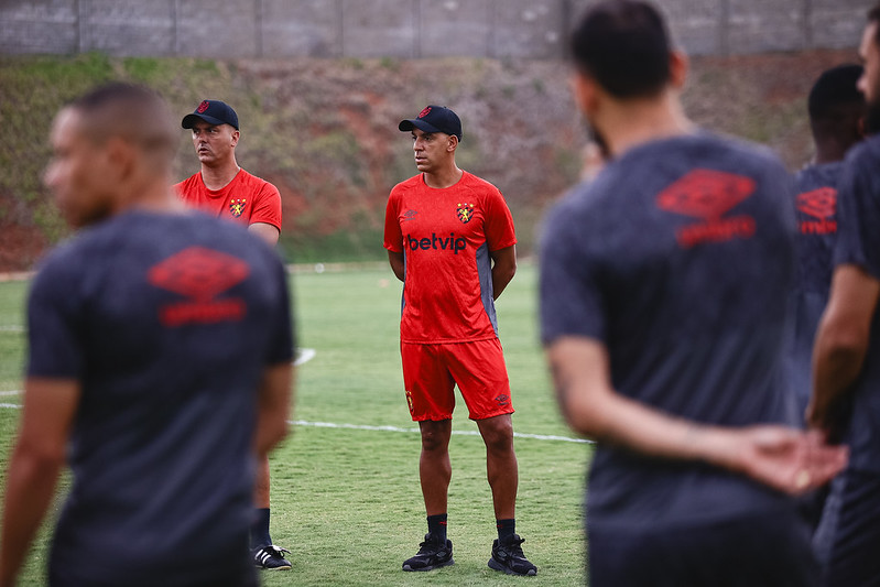 Pepa, técnico do Sport, durante treino no CT do Mirassol