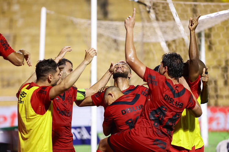 Atletas do Sport celebram o gol de Gustavo Coutinho sobre o Novorizontino