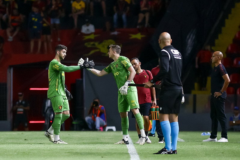 Momento que Caíque França é substituído por Thiago Couto contra o Operário-PR