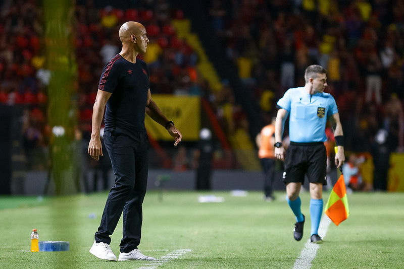 Pepa, técnico do Sport, durante jogo com o Operário-PR